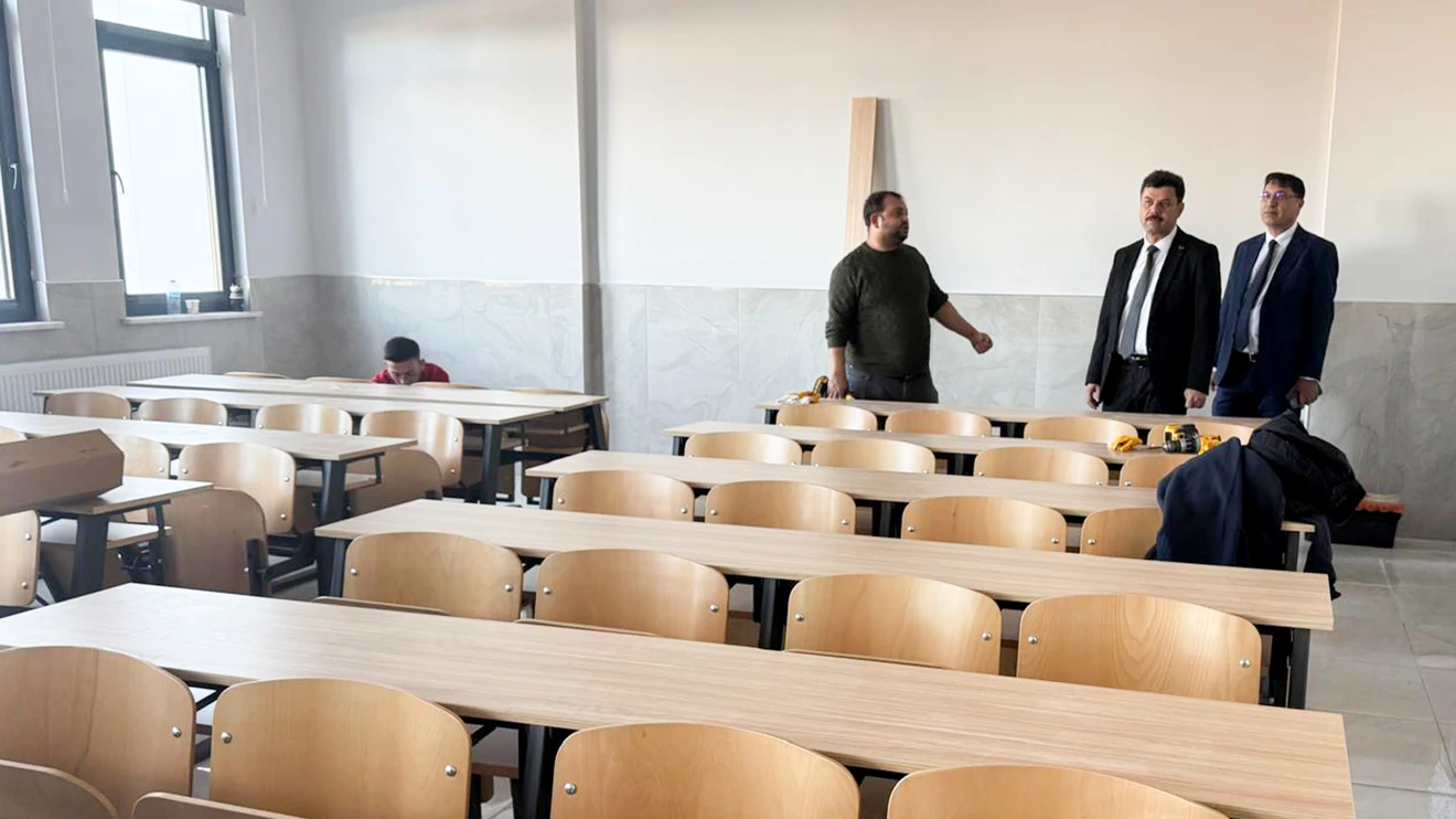 Rektör Yılmaz, Eczacılık Fakültesi binasında incelemede bulundu